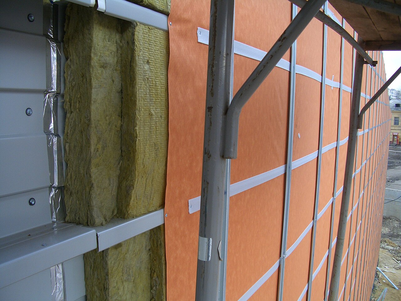 Posa di pannelli isolanti sulla facciata di un edificio