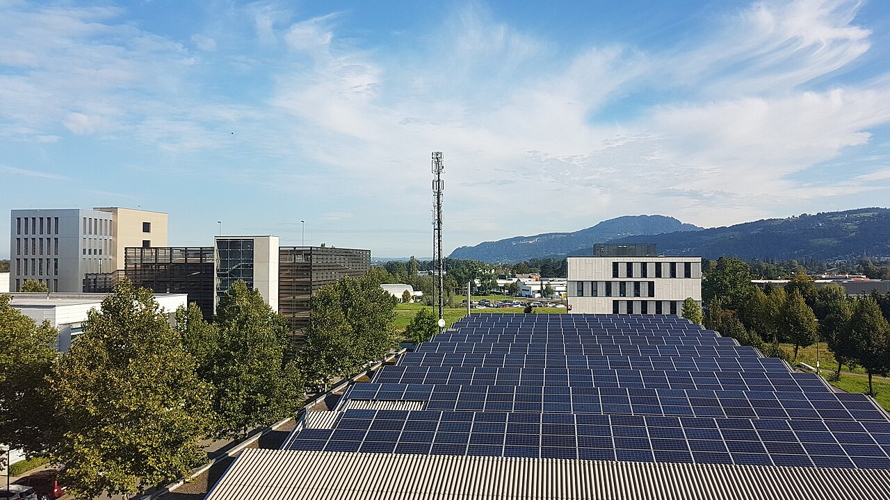 Pannelli fotovoltaici sul tetto di un capannone