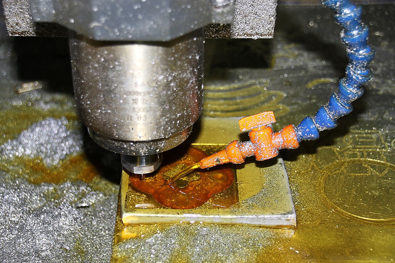 Una fresatrice a controllo numerico al lavoro